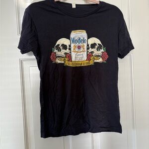 Modelo Navy Graphic T-Shirt